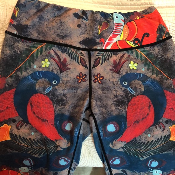 FINEMORE size Medium PEACOCK Print Legging VIVID Coloring LongLeg RARE $129 NEW - Picture 6 of 13